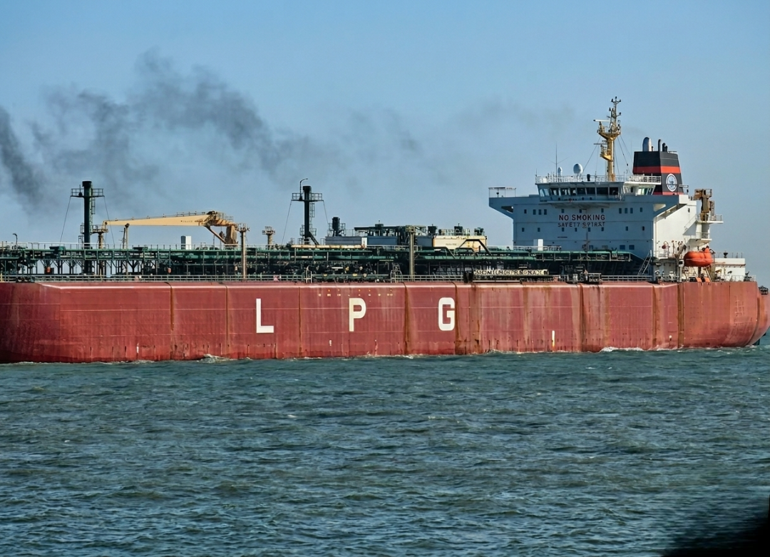 होर्मुज में तनाव: गोलाबारी के बीच दो भारतीय जहाज तेल भरे पीछे हटे